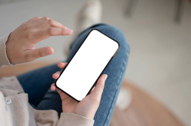 Beyaz ekran akıllı telefon modelinin üst görünümü bir kadının elinde. Kablosuz teknoloji, modern cihaz, insanlar ve teknoloji kavramları.