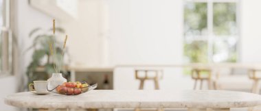 Ürününüz için alanı nötr mermer bir masa ya da aksesuarlı aksesuarlarla dolu bir yemek masasına modern, ferah bir mutfakta kopyalayın. Görüntüyü yaklaştır. 3d görüntüleme, 3d illüstrasyon