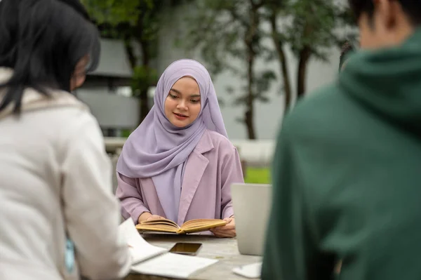 Молодая Азиатско Мусульманская Студентка Колледжа Читает Книгу Делает Домашнее Задание — стоковое фото
