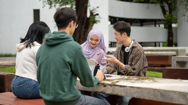 Una Joven Alegre Estudiante Universitaria Musulmana Asiática Está Haciendo Deberes —  Fotos de Stock