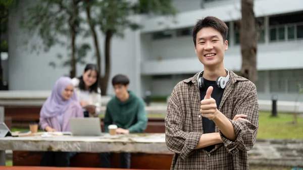 Joven Estudiante Universitario Asiático Inteligente Feliz Está Pie Mostrando Pulgar —  Fotos de Stock