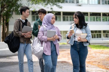 Bir grup Asyalı üniversite öğrencisi kampüs parkında yürürken fikirlerini paylaşıyorlar ve konuşuyorlar. Üniversite hayatı ve arkadaşlık kavramları