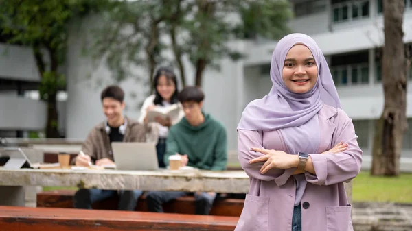 Улыбающаяся Очаровательная Молодая Азиатско Мусульманская Студентка Университета Фиолетовом Хиджабе Стоит — стоковое фото