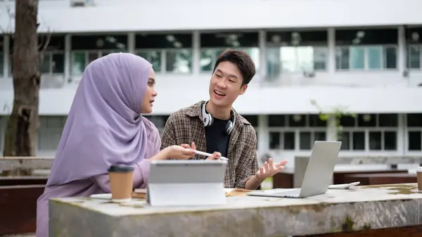 Умный Веселый Молодой Азиатский Студент Университета Говорит Помогает Своей Мусульманской — стоковое фото