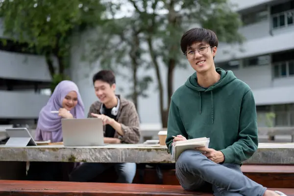 Joven Estudiante Universitario Asiático Inteligente Guapo Con Capucha Verde Anteojos —  Fotos de Stock