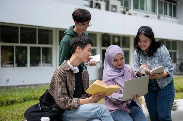 Grupo Alegres Estudiantes Universitarios Asiáticos Diversos Está Hablando Compartiendo Sus —  Fotos de Stock