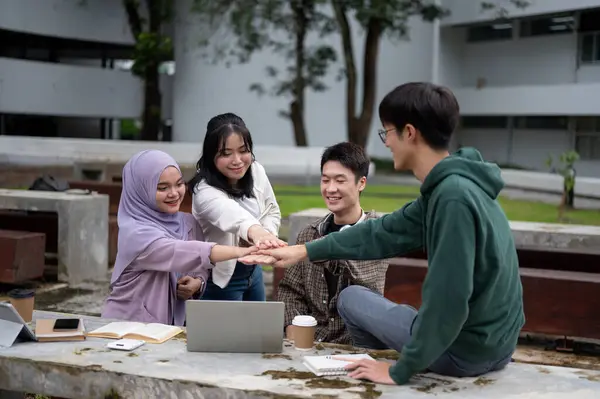 Группа Веселых Разнообразных Студентов Азиатских Университетов Объединяет Свои Усилия Столом — стоковое фото