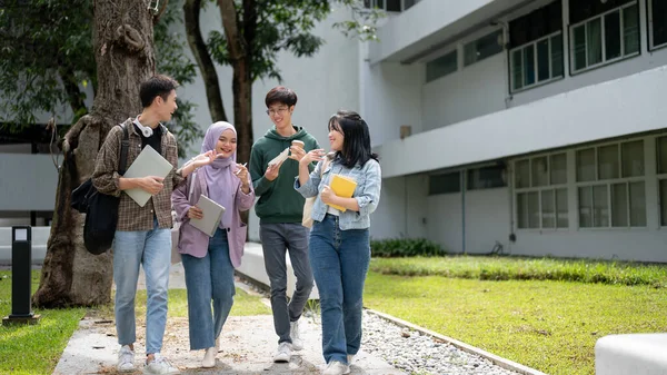 Grupo Estudiantes Universitarios Asiáticos Alegres Diversos Están Disfrutando Hablando Mientras —  Fotos de Stock