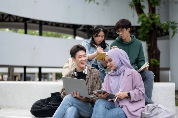 Grupo Jóvenes Estudiantes Universitarios Asiáticos Felices Diversos Está Trabajando Proyecto —  Fotos de Stock