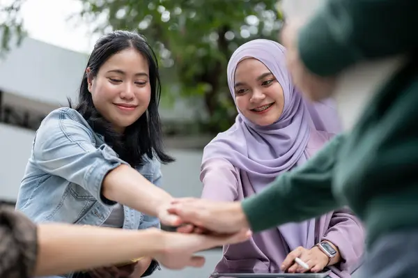 Группа Жизнерадостных Разнообразных Студентов Азиатских Университетов Объединяет Свои Усилия Поощряя — стоковое фото