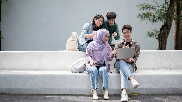 Grupo Jóvenes Universitarios Asiáticos Felices Diversos Que Trabajan Proyecto Usando —  Fotos de Stock