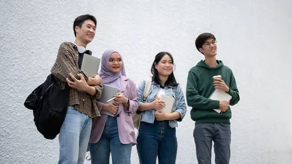 Grupo Jóvenes Estudiantes Universitarios Asiáticos Felices Diversos Ropa Casual Están —  Fotos de Stock