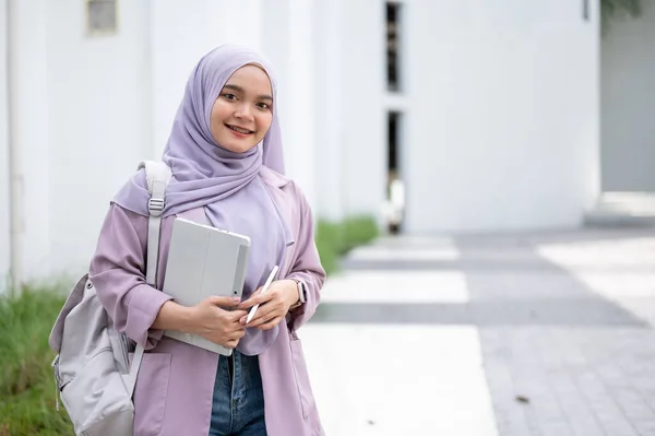 Портрет Красивой Молодой Азиатско Мусульманской Студентки Университета Хиджабе Повседневной Одежде — стоковое фото