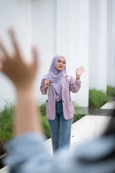 Веселая Молодая Азиатско Мусульманская Студентка Университета Машет Рукой Здороваясь Своей — стоковое фото