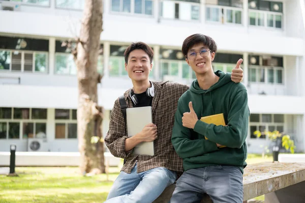 Dos Jóvenes Alegres Estudiantes Universitarios Asiáticos Mejores Amigos Están Mostrando —  Fotos de Stock