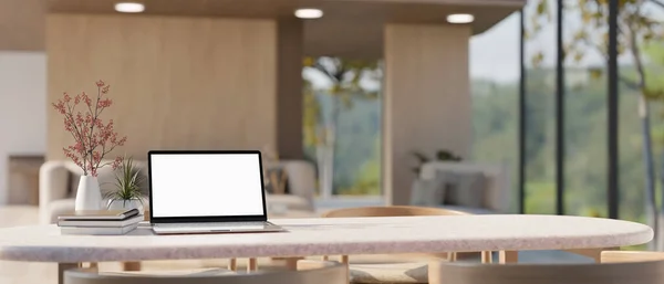 在一个现代化的奢华宽敞的客厅里 有一张餐桌 上面有一个白色的笔记本电脑 工作空间的特写图像 3D渲染 3D说明 — 图库照片