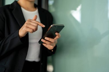 Akıllı telefonunda daktilo eden bir iş kadınının görüntüsü. sohbet, mesajlaşma, mesajlaşma, mobil uygulama, sosyal medya insanları ve teknoloji kavramları