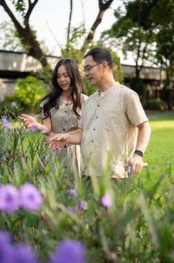 Güzel bir Asyalı kız ve onun mutlu kıdemli babası sabah bahçelerinde dolaşırken konuşmaktan zevk alıyorlar. Mutlu aile kavramı