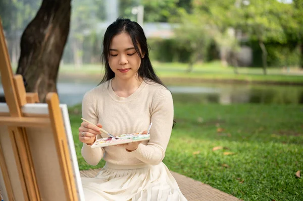 Uma Mulher Asiática Criativa Talentosa Concentra Pintura Uma Tela Enquanto — Fotografia de Stock