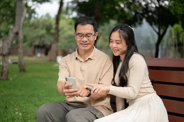 Uma Filha Asiática Feliz Adorável Gosta Assistir Vídeos Fofos Smartphone — Fotografia de Stock