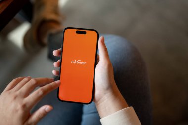Chiang Mai, Tayland - 31 Ekim 2023: Kapalı alanda otururken Payonez kullanan bir kadının yakın plan görüntüsü. IPhone14 ekranında herhangi birinin logosu. Mali hizmet platformu