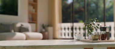 Ürününüzü baharat şişeleri ve modern bir oturma odasındaki saksı bitkisiyle bir masanın üstünde sergilemek için alanı kopyalayın. 3d görüntüleme, 3d illüstrasyon