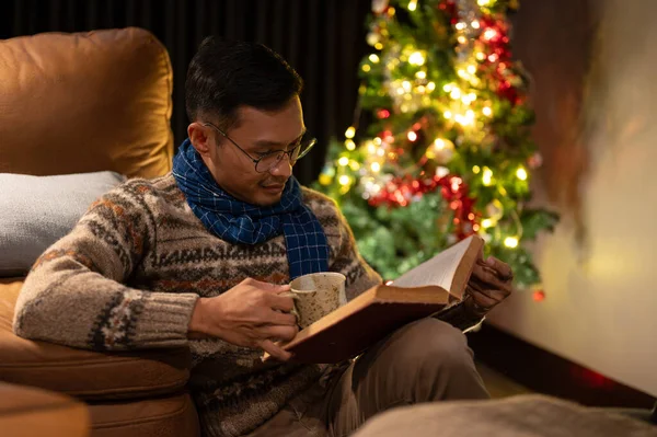 안경을 착용하고 편안한 행복한 아시아 사람은 뜨거운 코코아를 크리스마스 자신의 — 스톡 사진