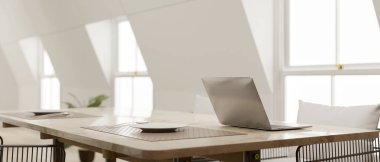 Modern, lüks bir yemek odasında yemek masasında modern bir dizüstü bilgisayar. Ev işi konsepti. 3d görüntüleme, 3d illüstrasyon