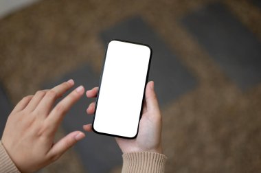 Açık havada akıllı telefonunu kullanan bir kadın. Beyaz ekran, arka planı bulanık bir kadının elinde akıllı telefon modeli. İnsanlar ve teknoloji kavramları