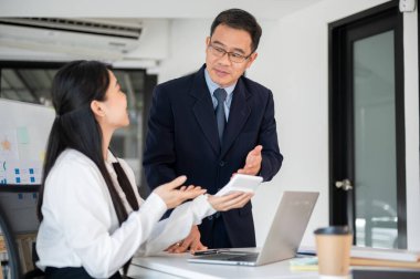Ofis odasında birlikte çalışan profesyonel iş adamları ekibi bir sonraki toplantıya hazırlansın. İş konsepti.