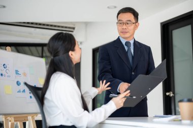 Ofis odasında birlikte çalışan profesyonel iş adamları ekibi bir sonraki toplantıya hazırlansın. İş konsepti.