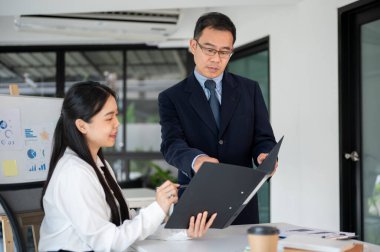 Ofis odasında birlikte çalışan profesyonel iş adamları ekibi bir sonraki toplantıya hazırlansın. İş konsepti.