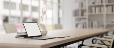 Modern bir toplantı odasındaki toplantı masasında beyaz ekran dizüstü bilgisayar modeli. İş yeri, şirket işi, çalışma alanı. 3d görüntüleme, 3d illüstrasyon