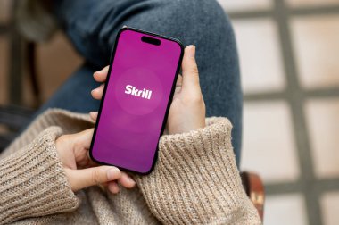 Chiang Mai, Tayland - 21 Kasım 2023: Açık havada otururken Yıldırım Atar uygulamasını kullanan bir kadının yakın plan görüntüsü. IPhone14 ekranında Yıldırım Atar logosu. İnsanlar ve teknoloji kavramları