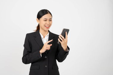 Beyaz izole edilmiş arka planda akıllı telefon tutan ve kullanan güzel bir iş kadını.