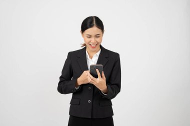 Zeki telefon kullanan, kendine güvenen ve güzel Asyalı iş kadını, beyaz izole edilmiş arka planda bir telefon görüşmesi yapıyor..