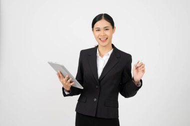 Siyah kıyafetli Asyalı bir iş kadını elinde tablet, beyaz izole edilmiş arka planı olan bir tablet kullanıyor..