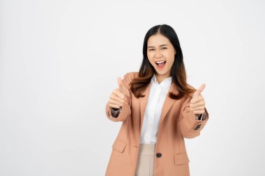 Asyalı kendinden emin bir kadının resmi. Onaylanmış, tavsiye edilmiş, beyaz arka planda duruyor.