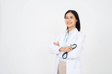 Kendine güvenen bir kadın doktor, steteskop ve tıbbi elbisesi olan stajyer, kameraya güvenen, beyaz arkaplan