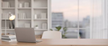 Modern oturma odasındaki bir masada dizüstü bilgisayar. Ev çalışma alanı, yakın plan görüntü. 3d görüntüleme, 3d illüstrasyon