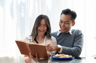 Genç, güzel, tapılası Asyalı çift boş zamanlarını birlikte geçiriyorlar. Şirin bir kafede kitap okuyorlar. Çift kavramı.