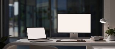Bir gökdelende modern bir ofis odası dizüstü bilgisayarı ve bilgisayar beyaz ekran modeli, kulaklık ve aksesuarları olan cam pencere duvarına dayalı bir masa. 3d görüntüleme, 3d illüstrasyon