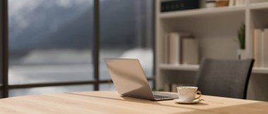 Modern, lüks bir CEO 'nun ofis odasındaki ahşap bir masada dizüstü bilgisayar ve kahve fincanı yakın plan görüntüsü. Çalışma alanı konsepti. 3d görüntüleme, 3d illüstrasyon