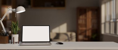 Beyaz ekran dizüstü bilgisayar, saksı çiçeği, masa lambası, kalem standı, kablosuz fare ve modern bir oturma odasındaki beyaz bir masanın üzerindeki kopya alanı. Ev çalışma alanı. 3d görüntüleme, 3d illüstrasyon