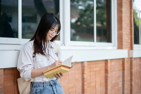 Uma Estudante Universitária Asiática Bonita Roupas Casuais Está Tomando Notas — Fotografia de Stock