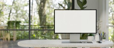 Geniş camdan manzarası olan beyaz bir masadaki bilgisayar ve aksesuarlarla modern, parlak ofis çalışma alanı. 3d görüntüleme, 3d illüstrasyon