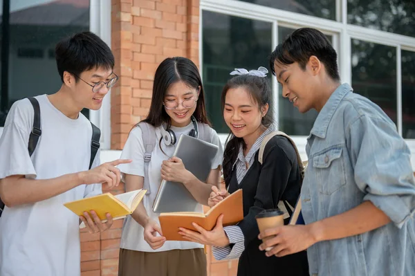 Ομάδα Θετικών Και Ποικιλόμορφων Νεαρών Ασιατών Φοιτητών Συζητούν Για Την — Φωτογραφία Αρχείου