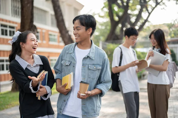 Νέοι Χαρούμενοι Ασιάτες Φίλες Φοιτήτριες Και Φοιτήτριες Απολαμβάνουν Μιλάνε Μοιράζονται — Φωτογραφία Αρχείου