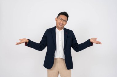 Şüpheli, kafası karışmış Asyalı bir işadamı omuzlarını silkiyor, izole bir stüdyonun beyaz arka planında duruyor. Hiçbir fikrim yok, emin değilim, cevap bilmiyorum.