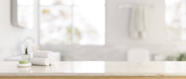 Sabun, havlu ve modern, parlak bir banyonun bulanık arka planıyla ürününüzü sergilemek için bir kopya alanı olan beyaz bir masa. 3d görüntüleme, 3d illüstrasyon
